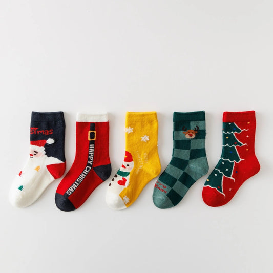Lot de 5 chaussettes enfant. Modèle mixte : fille et garçon. Motifs de noël : sapin de noël, flocons, renne, père noël.