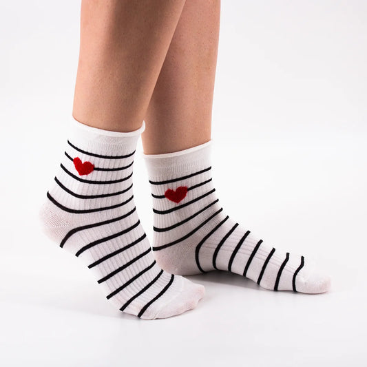 Chaussettes blanches en coton rayées avec un petit cœur brodé