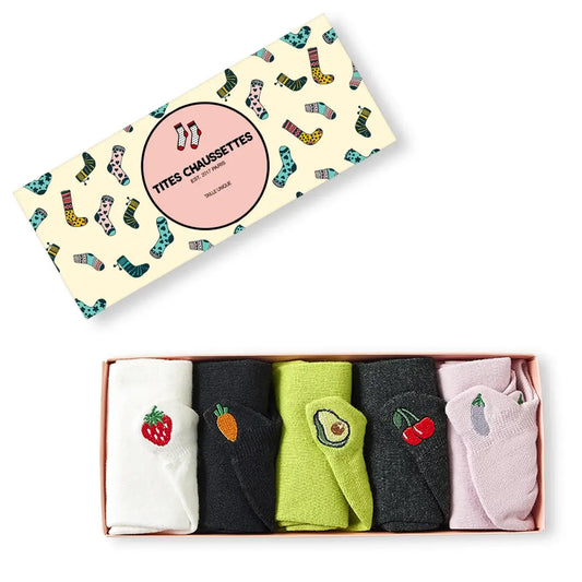 Lot de chaussettes languette noires, grises chiné, vertes, blanches et roses, motifs fruits et légumes brodés sur la languette