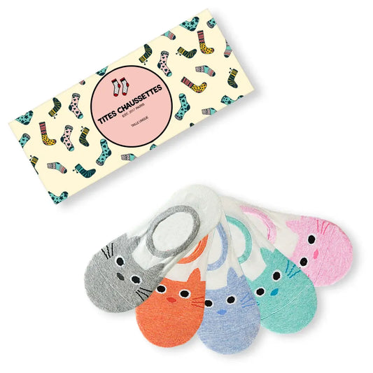 Lot de 5 socquettes basses, motif tête de chat sur le devant du pied, 5 coloris : gris chiné, orange, bleu, vert et rose. Avec joli coffret en carton Tites Chaussettes.
