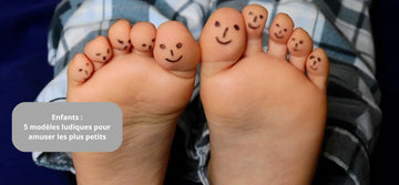 Pieds d'enfants avec smiley content dessiné sur l'arrière des orteils pour illustrer l'aspect ludique des chaussettes enfant