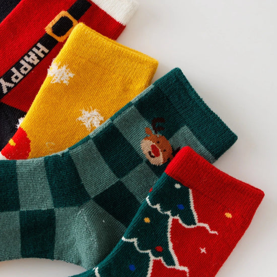 Lot de 5 chaussettes enfant. Modèle mixte : fille et garçon. Motifs de noël : sapin de noël, flocons, renne, père noël. 