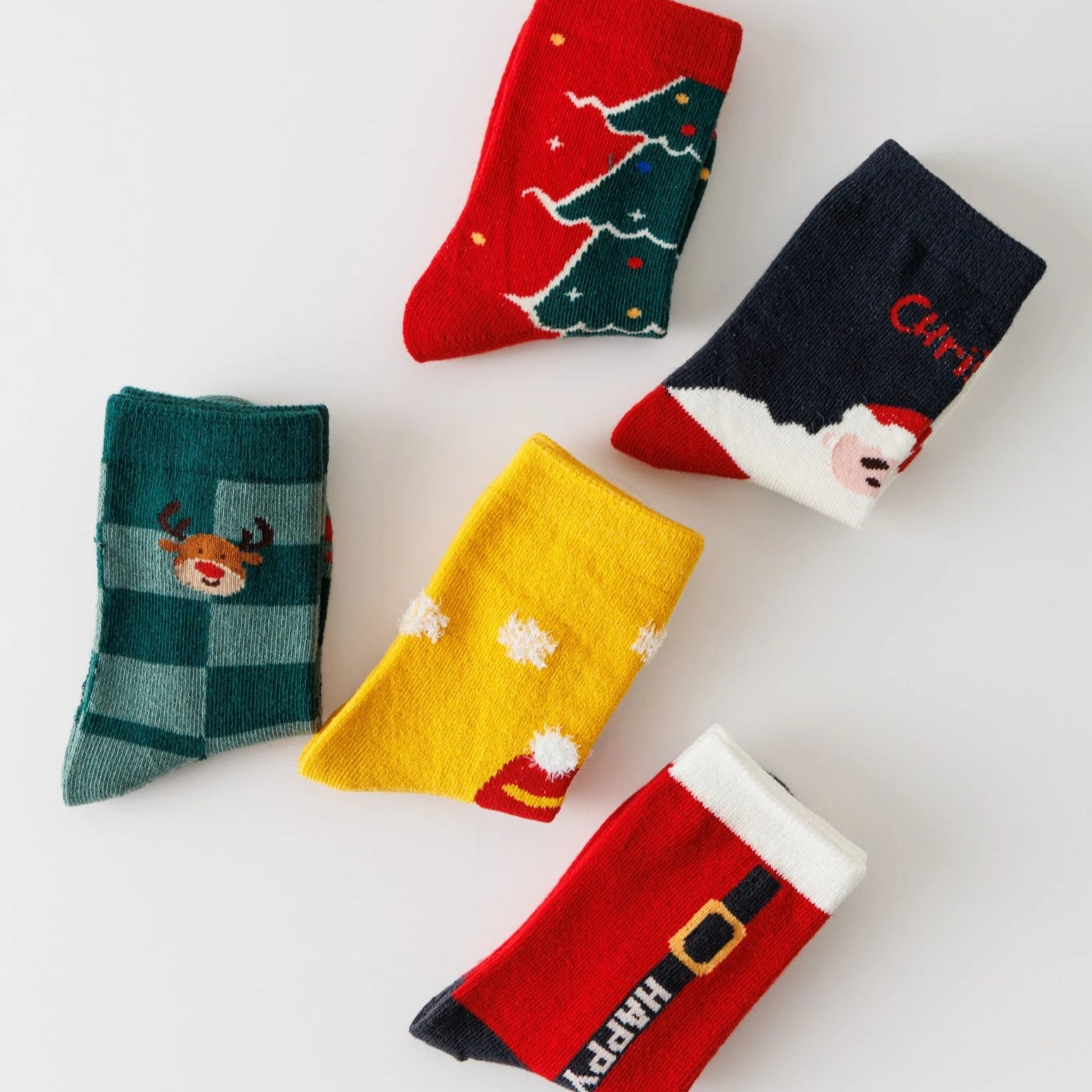 Lot de 5 chaussettes enfant. Modèle mixte : fille et garçon. Motifs de noël : sapin de noël, flocons, renne, père noël. 
