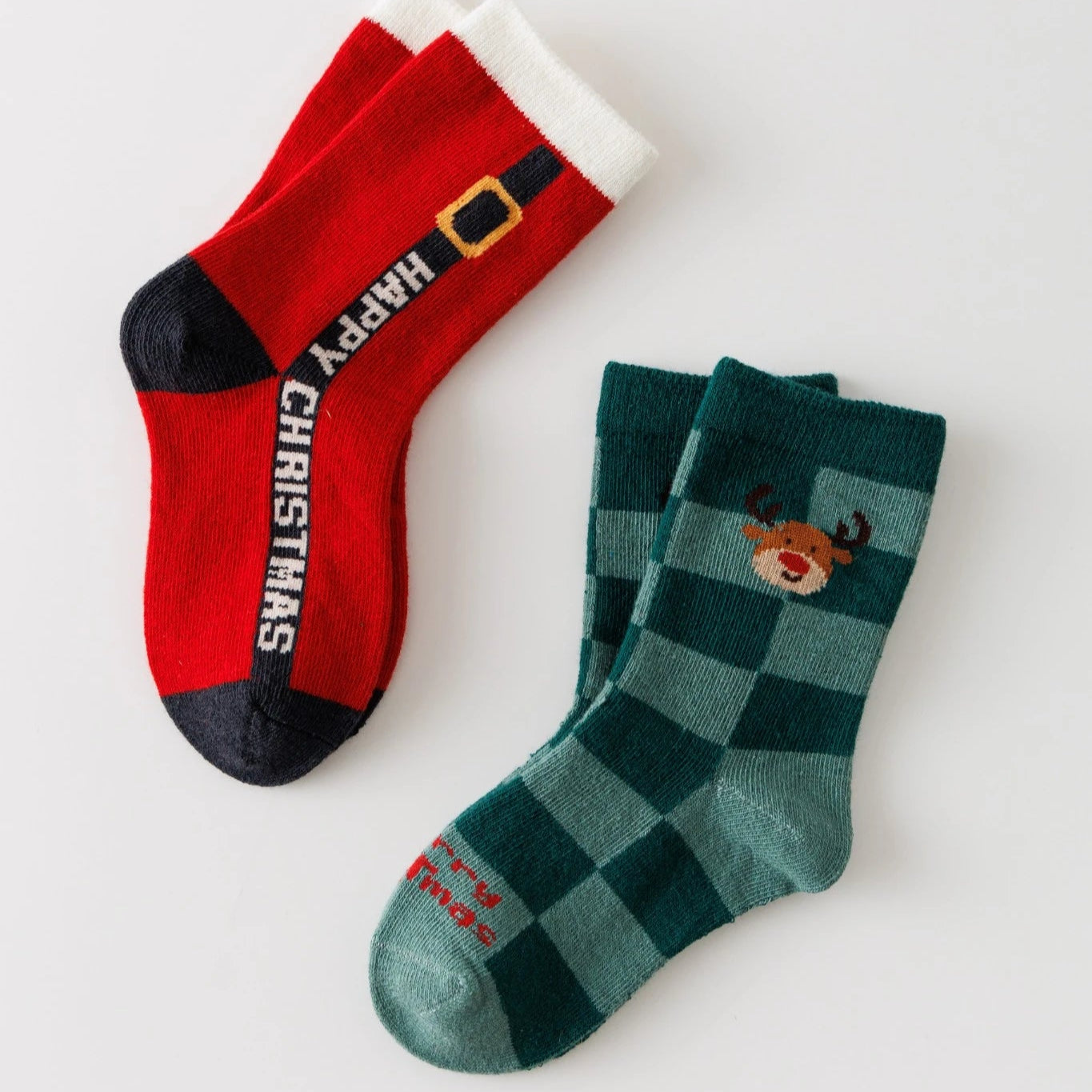 Lot de 5 chaussettes enfant. Modèle mixte : fille et garçon. Motifs de noël : sapin de noël, flocons, renne, père noël. 