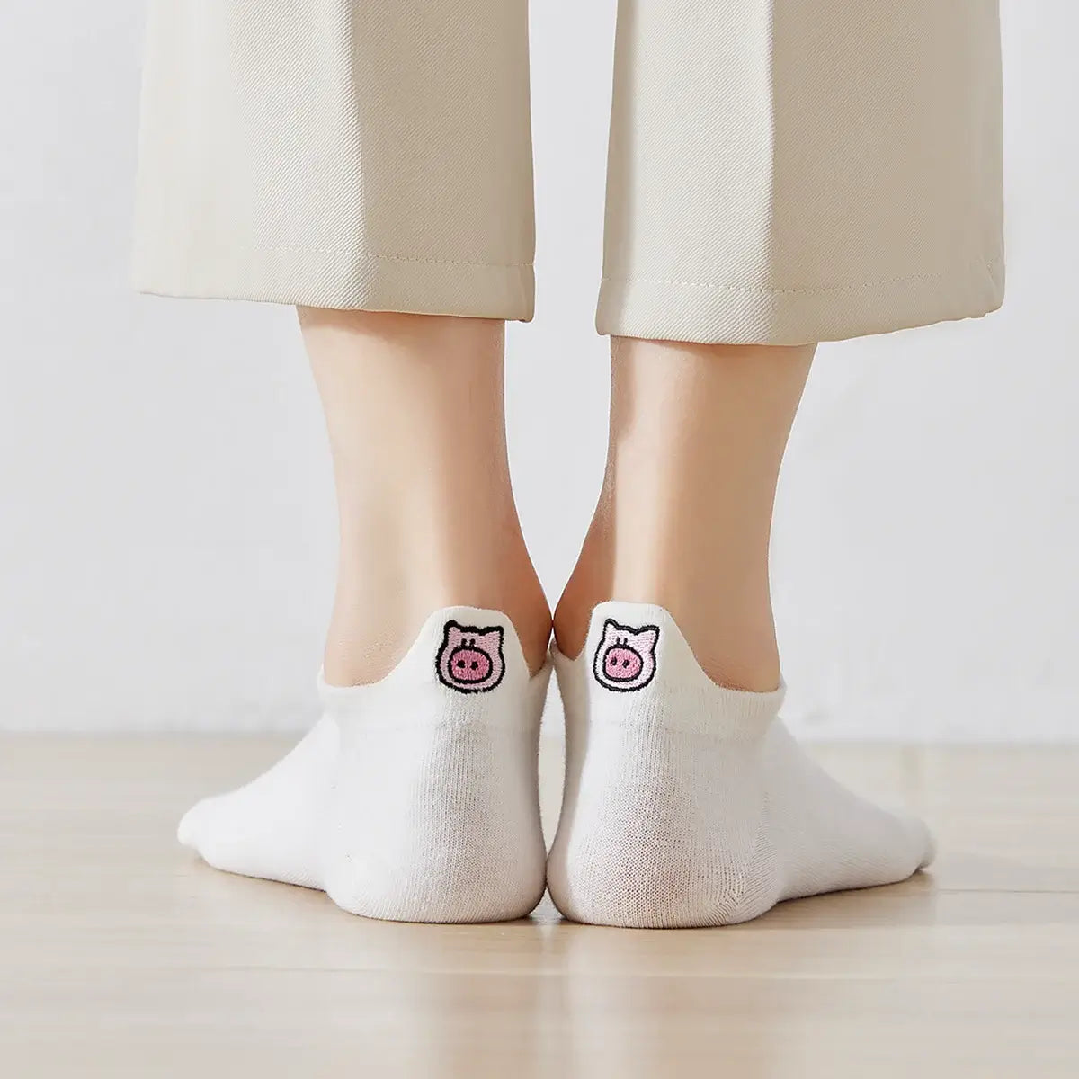 Chaussettes blanches en coton à languette cochon pour femme | Chaussettes douces et respirantes | Fabriquées à partir de matériaux de haute qualité | Un cadeau parfait pour les femmes de tous âges