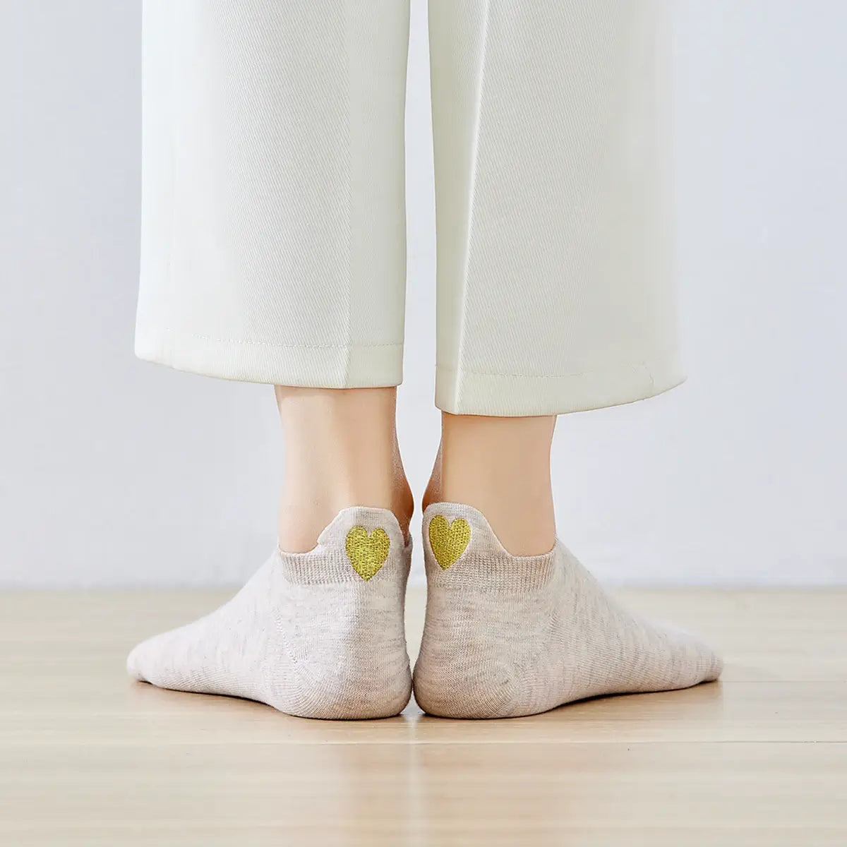 Chaussettes beige en coton à languette cœur doré pour femme | Chaussettes confortables et élégantes | Idéales pour le quotidien ou les occasions spéciales | Disponibles en plusieurs couleurs