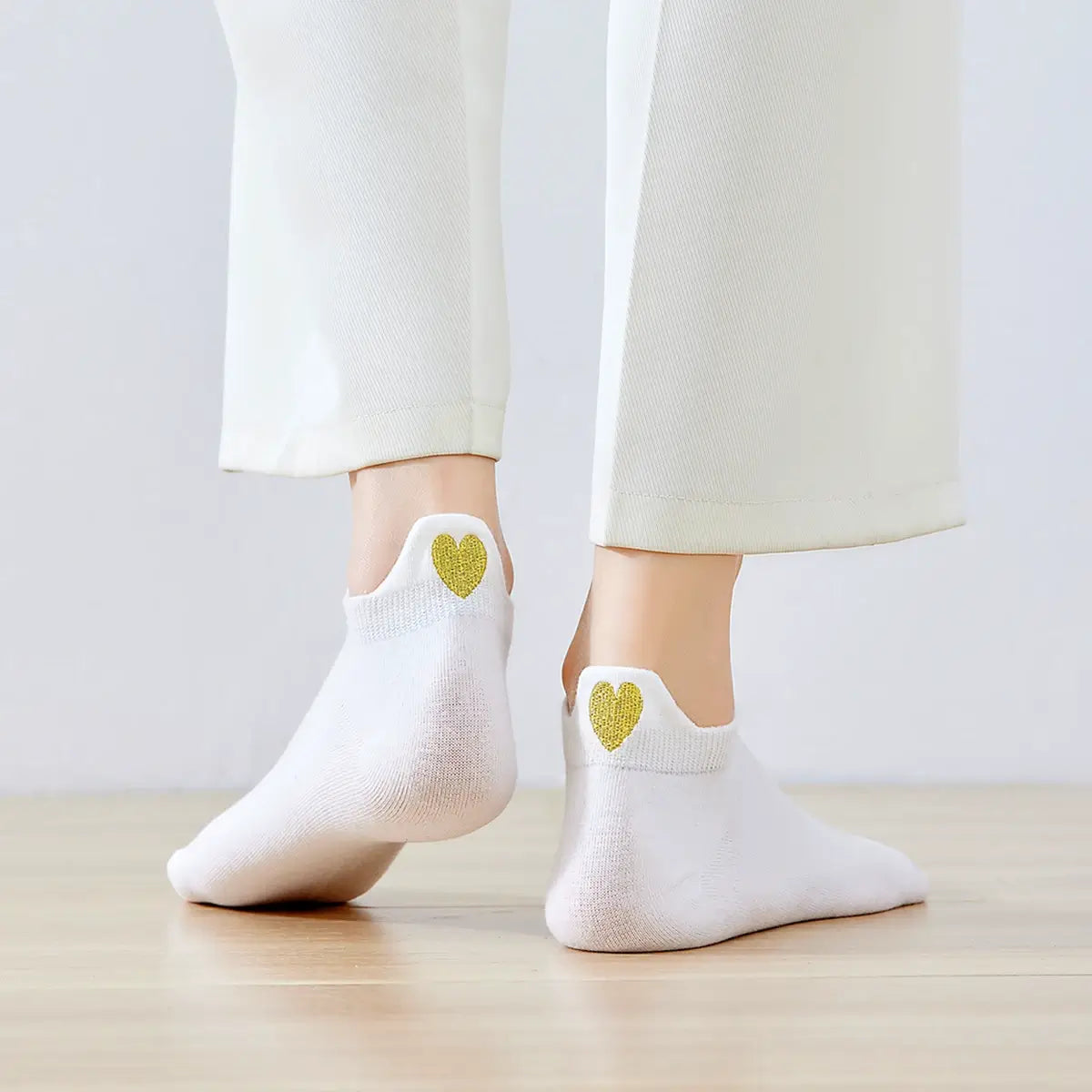 Chaussettes blanche en coton à languette cœur doré pour femme | Chaussettes confortables et élégantes | Idéales pour le quotidien ou les occasions spéciales | Disponibles en plusieurs couleurs