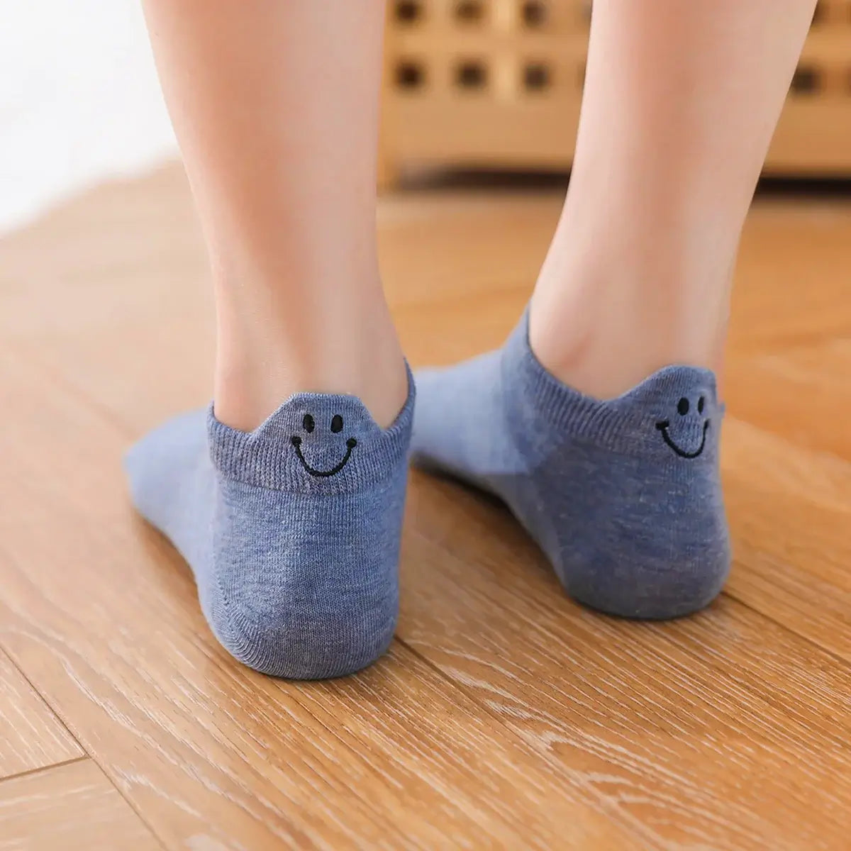 Chaussettes bleu en coton à languette Happy à motif smiley pour femme | Chaussettes douces et respirantes | Un cadeau parfait pour les femmes de tous âges | Disponibles à un prix abordable.