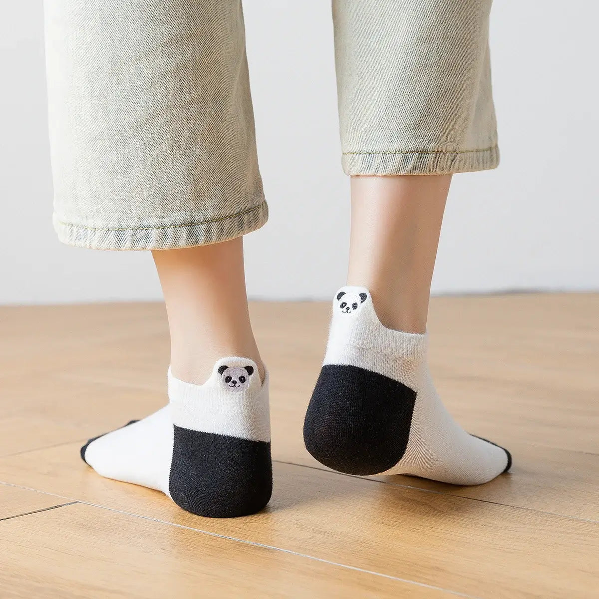 Chaussettes en coton à languette à motif panda pour femme | Chaussettes douces et respirantes | Un cadeau parfait pour les femmes de tous âges | Disponibles à un prix abordable.