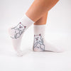 Chaussettes blanches adultes en coton avec un chat rebelle | Chaussettes douces et respirantes | Un excellent choix pour les adultes qui aiment les chats et le style rebelle |