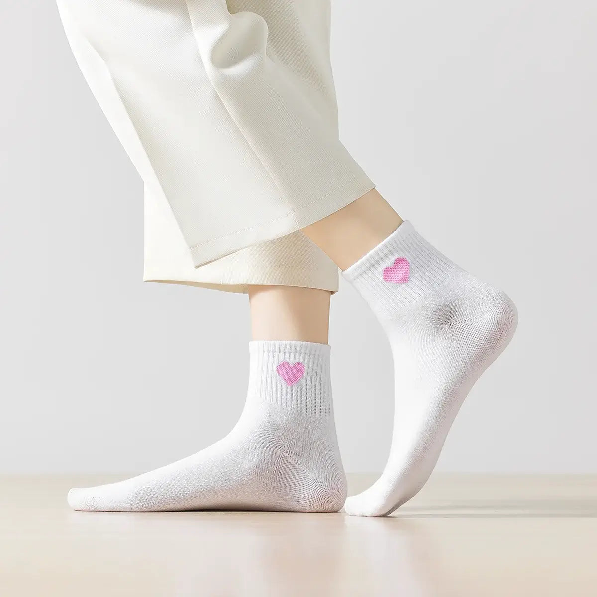 Chaussettes longues beiges adultes en coton avec un cœur rose sur le côté | Chaussettes abordables et de haute qualité | Un excellent choix pour les adultes qui aiment les cœurs |
