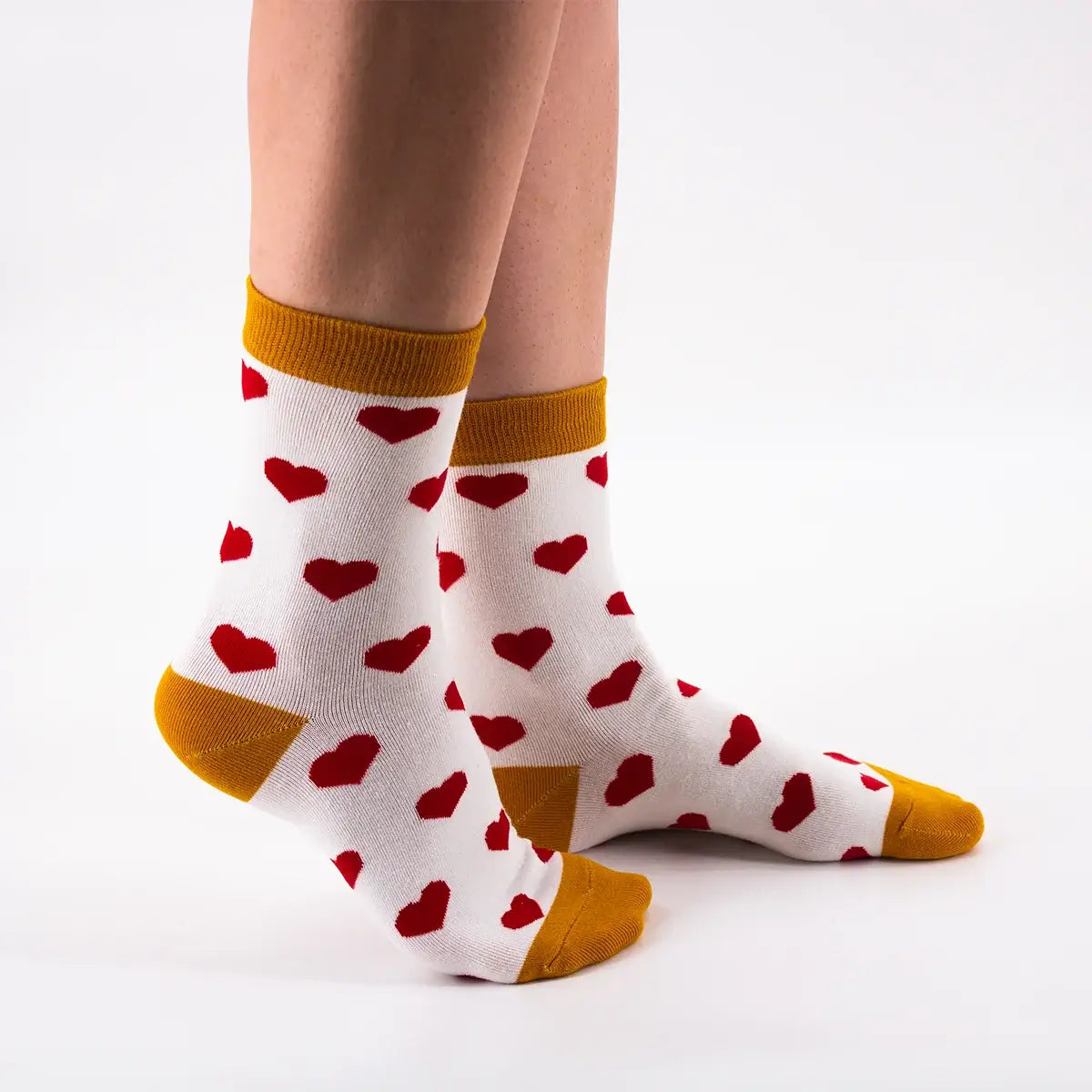 Chaussettes blanche longues en coton à motif cœur pour adultes | Chaussettes élégantes et intemporelles | Conviennent aux activités quotidiennes et aux occasions spéciales | Disponibles en différentes tailles et couleurs