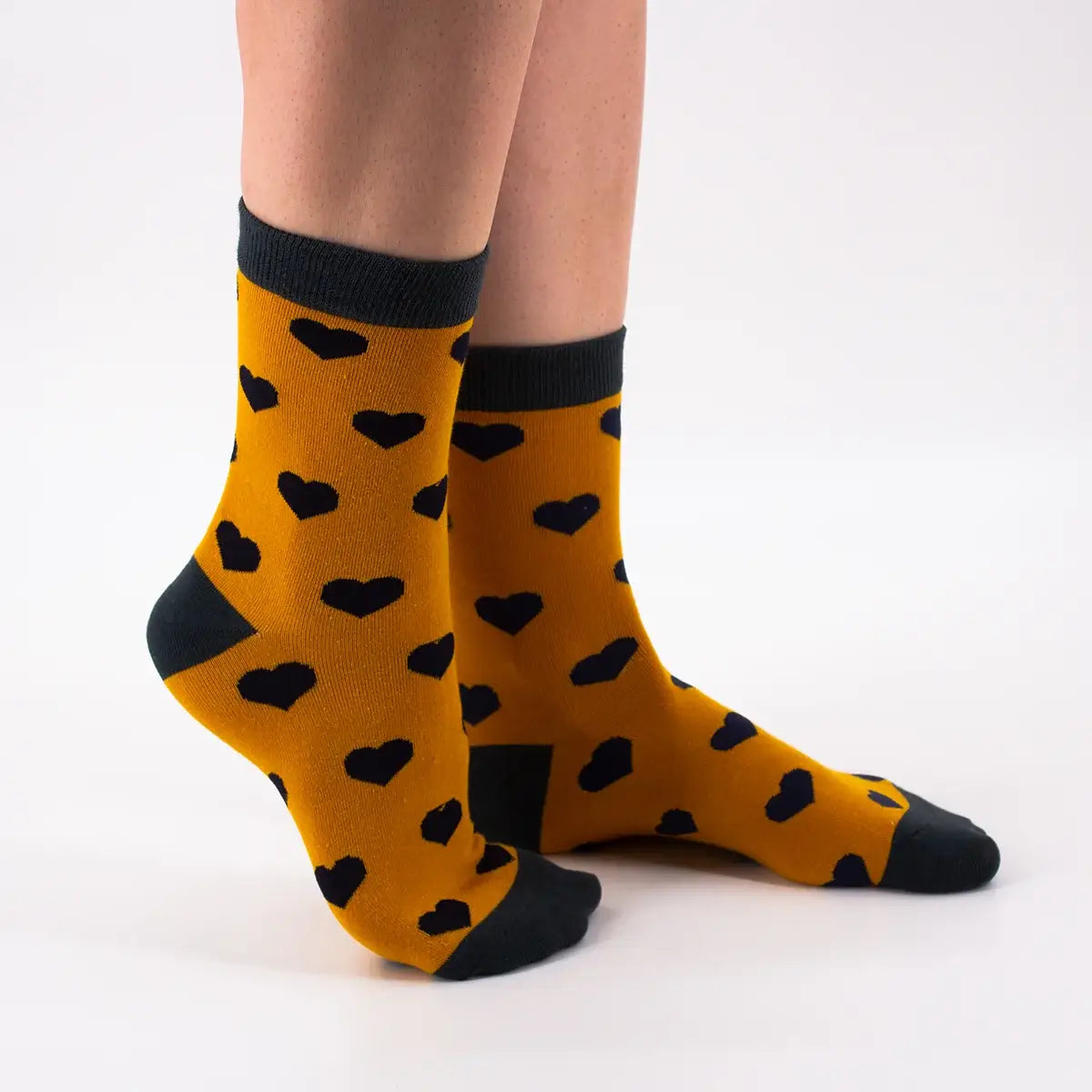 Chaussettes jaune longues en coton à motif cœur pour adultes | Chaussettes élégantes et intemporelles | Conviennent aux activités quotidiennes et aux occasions spéciales | Disponibles en différentes tailles et couleurs