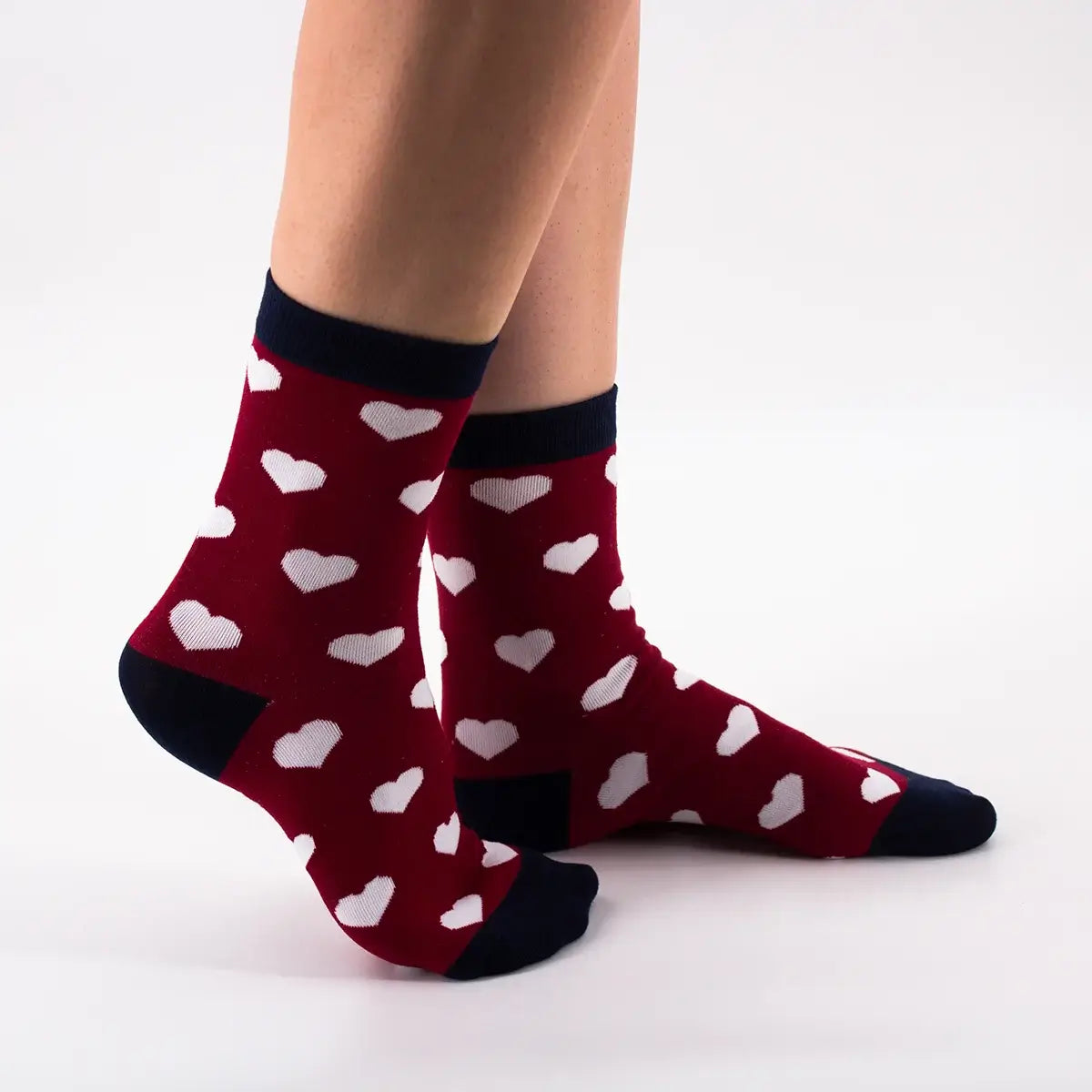 Chaussettes rouge longues en coton à motif cœur pour adultes | Chaussettes élégantes et intemporelles | Conviennent aux activités quotidiennes et aux occasions spéciales | Disponibles en différentes tailles et couleurs