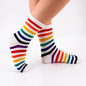 Chaussettes blanches adultes en coton représentant des lignes multicolores | Chaussettes douces et respirantes | Un excellent choix pour les adultes qui aiment les chaussettes colorées