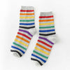 Chaussettes grises adultes en coton représentant des lignes multicolores | Chaussettes douces et respirantes | Un excellent choix pour les adultes qui aiment les chaussettes colorées