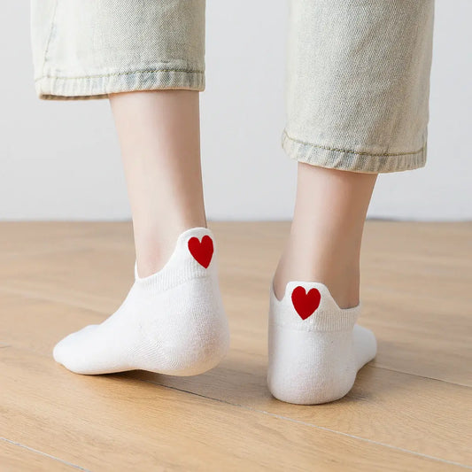 Chaussettes blanches en coton à languette cœur rouge pour femme | Chaussettes douces et respirantes | Fabriquées à partir de matériaux de haute qualité | Un cadeau parfait pour les femmes de tous âges