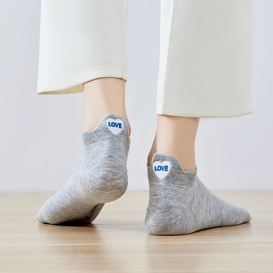Chaussettes grises en coton à languette cœur love pour femme | Chaussettes douces et respirantes | Un cadeau parfait pour les femmes de tous âges | Disponibles à un prix abordable.
