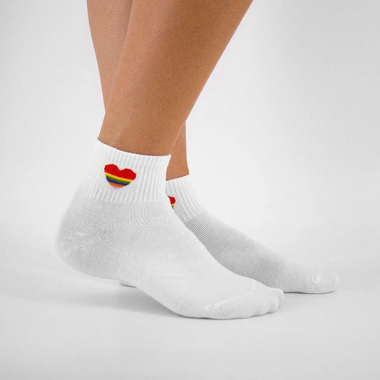 Chaussettes blanches adultes en coton avec des cœurs arc-en-ciel | Chaussettes douces et respirantes | Un excellent choix pour les adultes qui aiment les cœurs et l'arc-en-ciel |