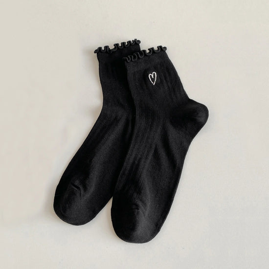 Chaussettes ajourées cœur et feston femme, douces et stretch avec petit cœur brodé. Taille unique 35-41, disponibles en blanc et noir.