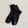 Chaussettes ajourées cœur et feston femme, douces et stretch avec petit cœur brodé. Taille unique 35-41, disponibles en blanc et noir.