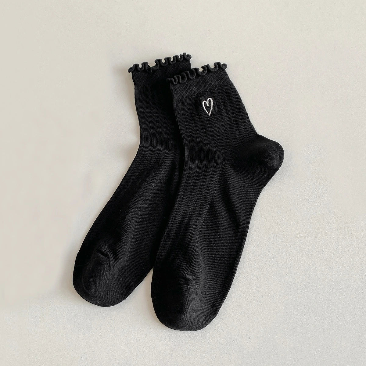 Chaussettes ajourées cœur et feston femme, douces et stretch avec petit cœur brodé. Taille unique 35-41, disponibles en blanc et noir.