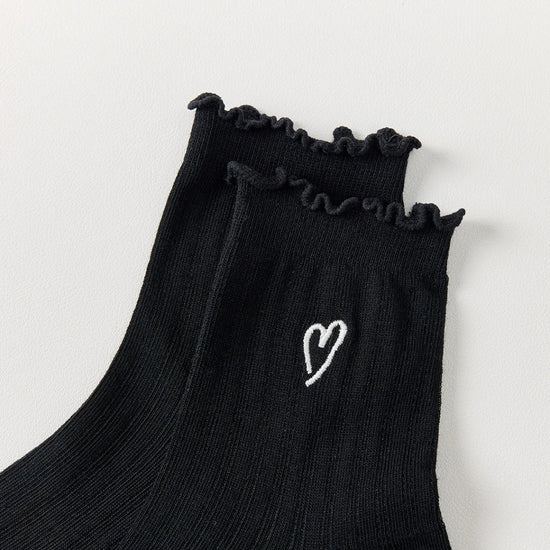 Chaussettes ajourées cœur et feston femme, douces et stretch avec petit cœur brodé. Taille unique 35-41, disponibles en blanc et noir.
