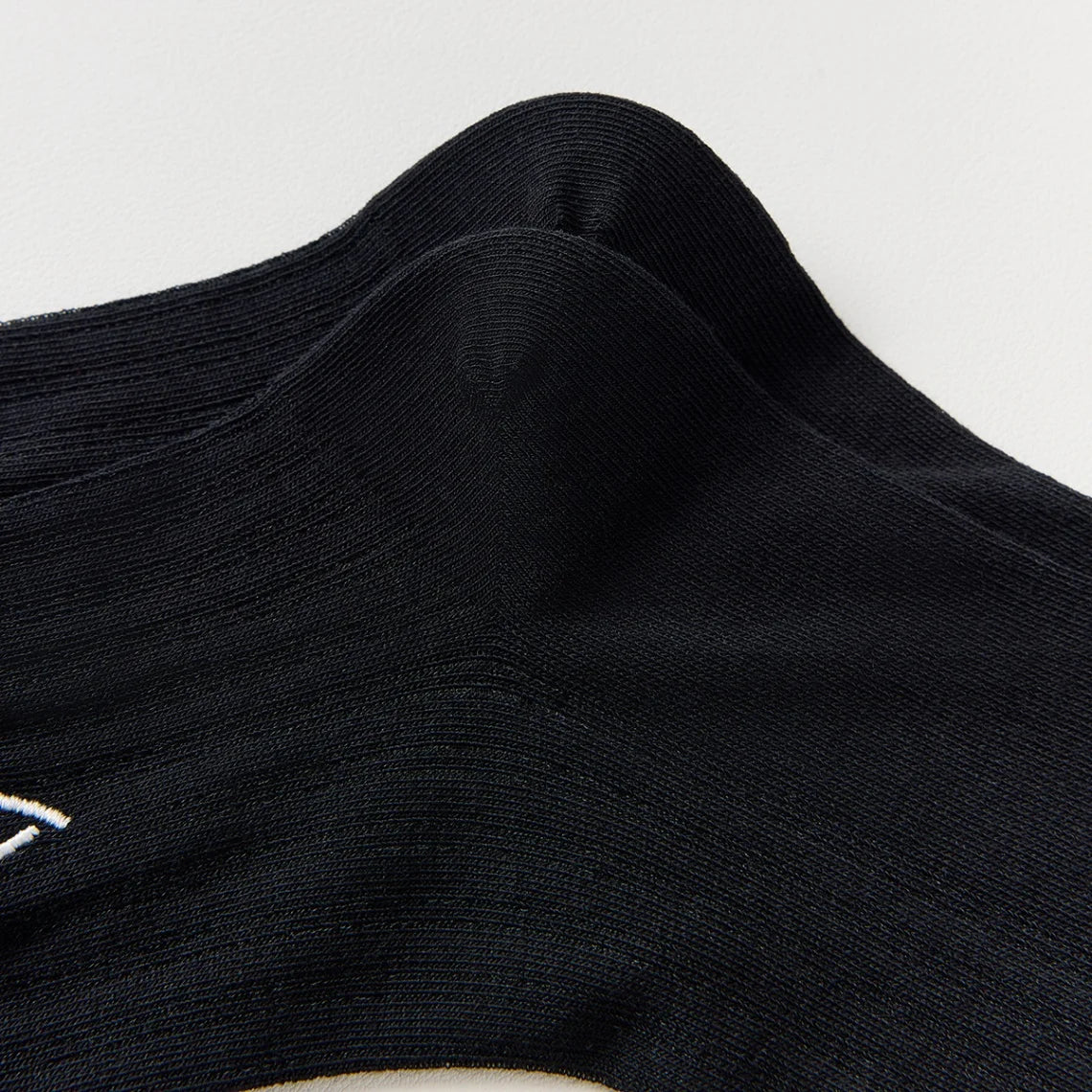 Chaussettes ajourées cœur et feston femme, douces et stretch avec petit cœur brodé. Taille unique 35-41, disponibles en blanc et noir.
