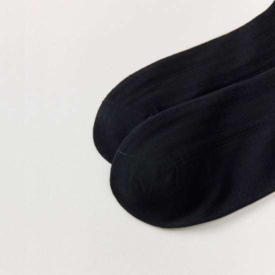 Chaussettes ajourées cœur et feston femme, douces et stretch avec petit cœur brodé. Taille unique 35-41, disponibles en blanc et noir.