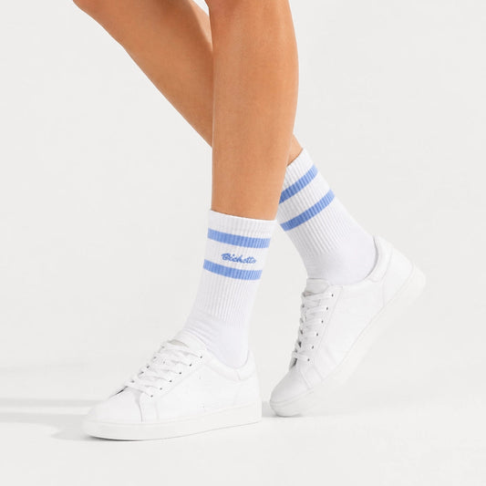 Chaussettes blanches, 2 bandes contrastées bleu ciel, broderie Bichette
Chaussettes montante esprit sport