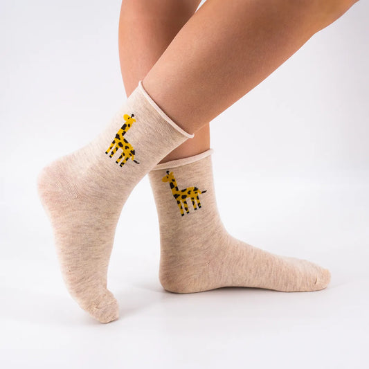 Chaussettes beige en coton avec une girafe brodée dessus | Chaussettes abordables et durables 