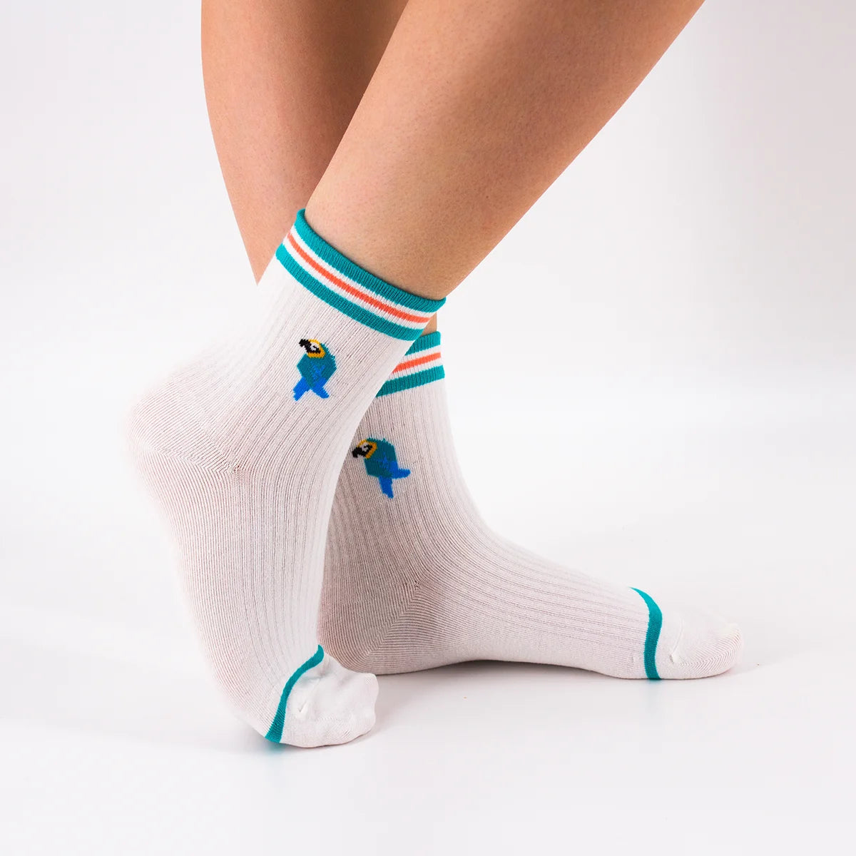Chaussettes blanches en coton esprit sport, rayures de couleur et perroquet brodé 