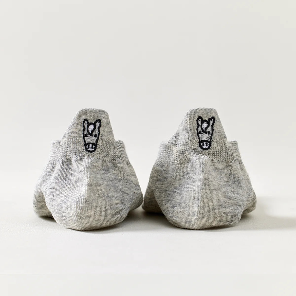 Chaussettes en coton à languette cheval gris pour femme | Chaussettes confortables et élégantes | Idéales pour le quotidien ou les occasions spéciales | Disponibles en plusieurs couleurs 