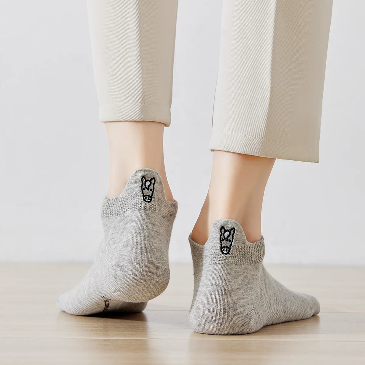 Chaussettes en coton à languette cheval gris pour femme | Chaussettes confortables et élégantes | Idéales pour le quotidien ou les occasions spéciales | Disponibles en plusieurs couleurs 