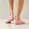 Chaussette rose à languette brodée d'un cœur doré, femme