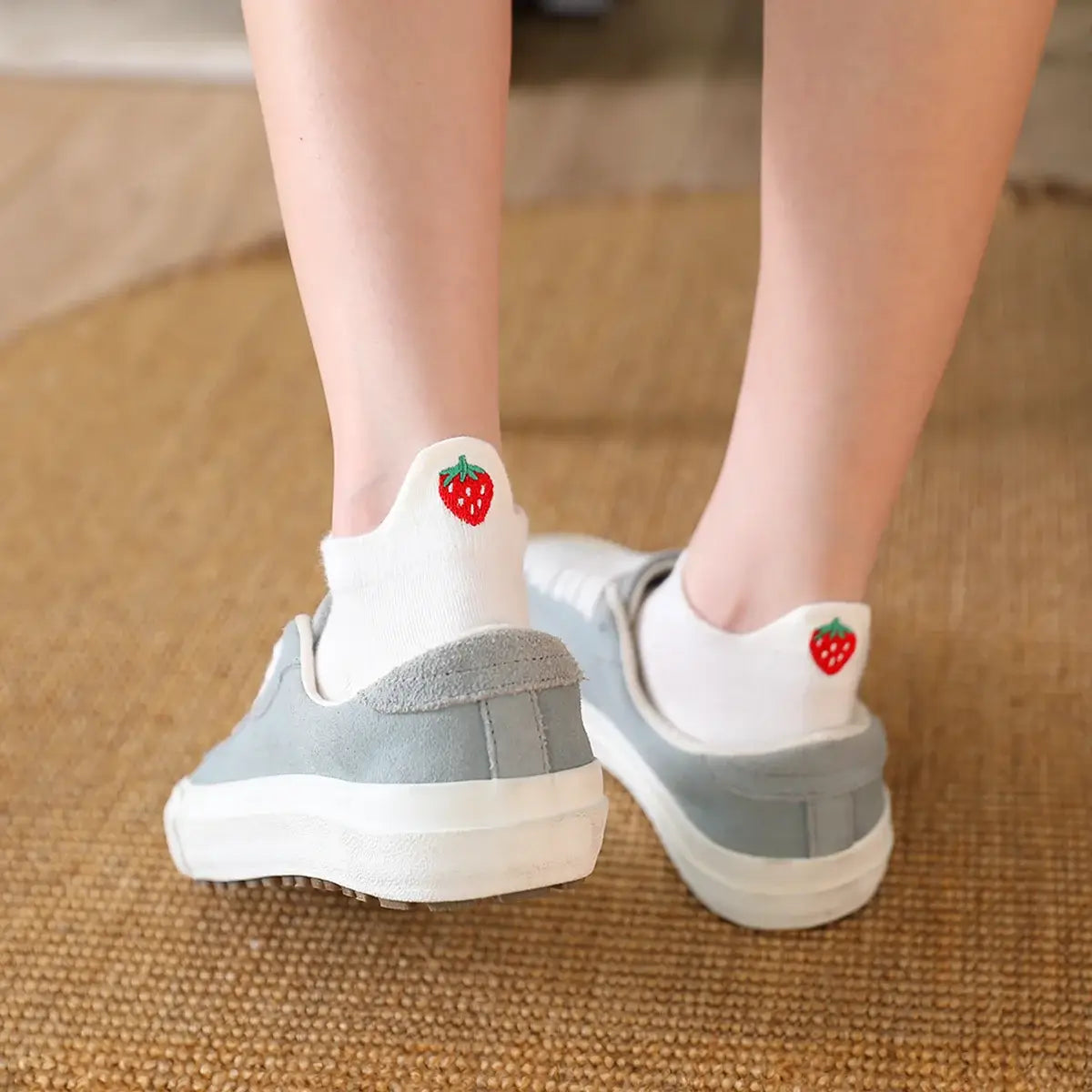 Chaussettes blanches en coton à languette fraise pour femme | Chaussettes abordables et de haute qualité | Un excellent choix pour les femmes qui aiment être à la mode et confortables