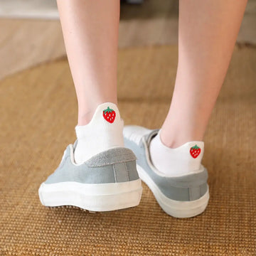 Chaussettes blanches en coton à languette fraise pour femme | Chaussettes abordables et de haute qualité | Un excellent choix pour les femmes qui aiment être à la mode et confortables
