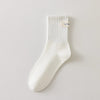 Chaussettes blanches montantes avec smiley, confortables et stylées, idéales avec des baskets. Coton épais, look tendance et maintien optimal.