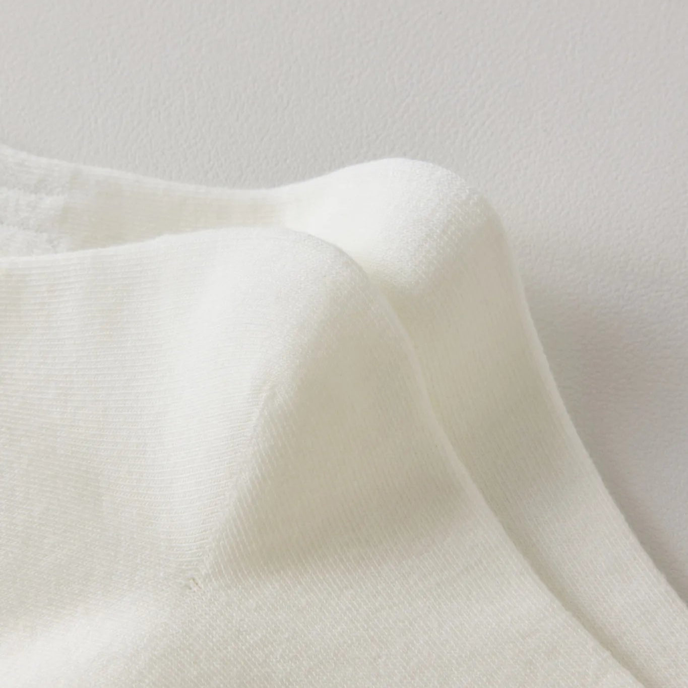 Chaussettes blanches montantes avec smiley, confortables et stylées, idéales avec des baskets. Coton épais, look tendance et maintien optimal.