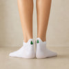Chaussettes languettes blanches, motif de noël brodé sur le talon 