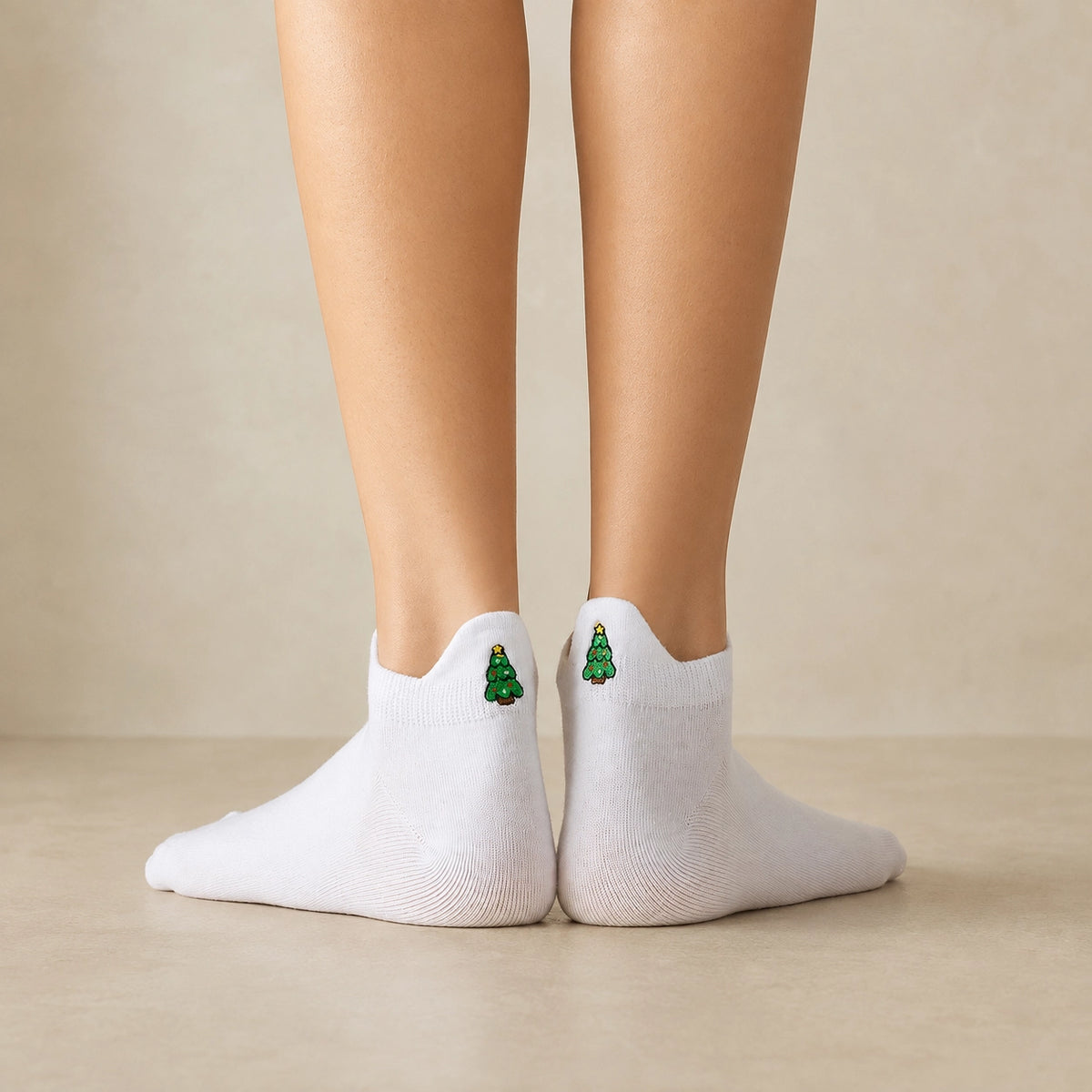 Chaussettes languettes blanches, motif de noël brodé sur le talon 