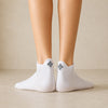 Chaussettes languettes blanches, motif de noël brodé sur le talon 