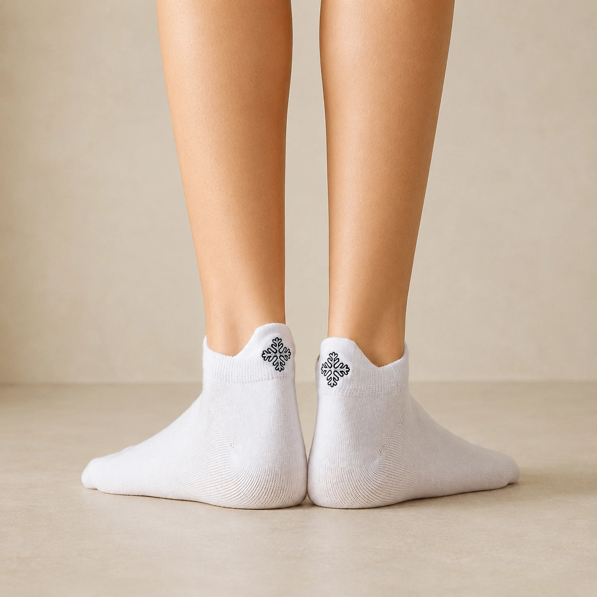 Chaussettes languettes blanches, motif de noël brodé sur le talon 