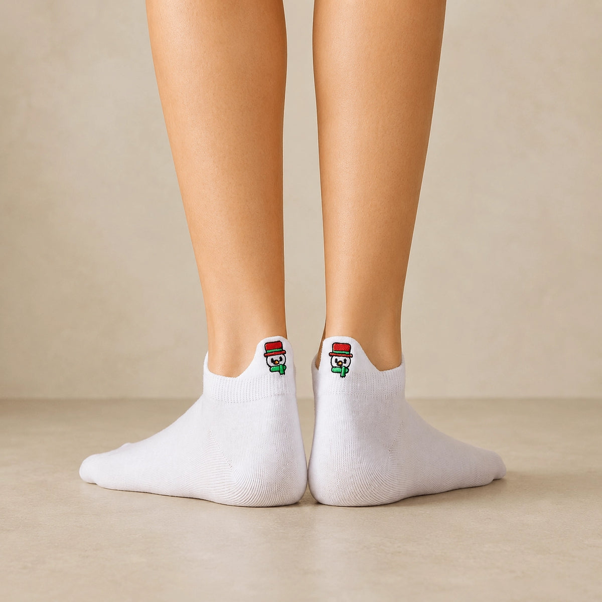 Chaussettes languettes blanches, motif de noël brodé sur le talon 