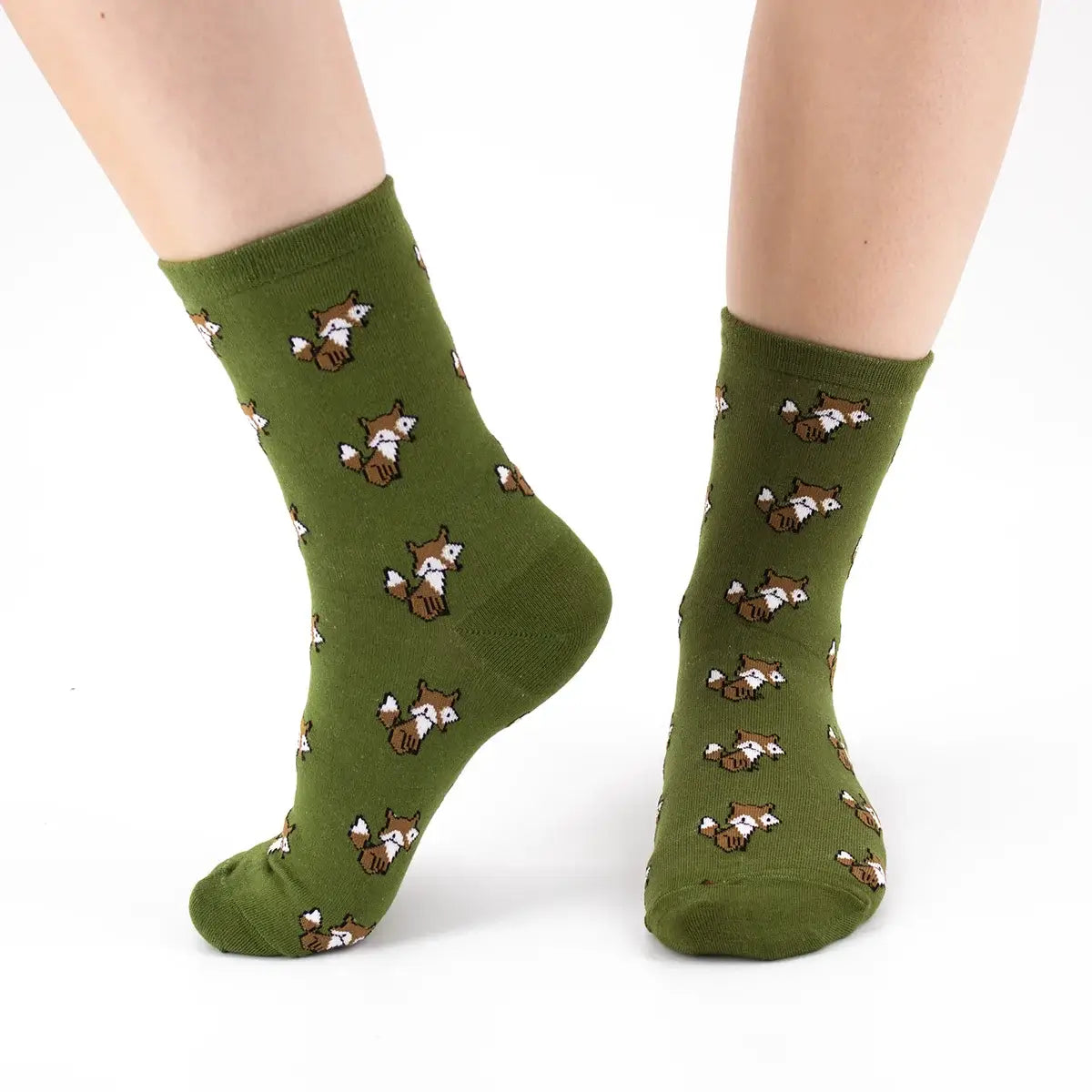 Chaussettes mi-hautes, fond vert kaki, motifs renards marrons et blancs 