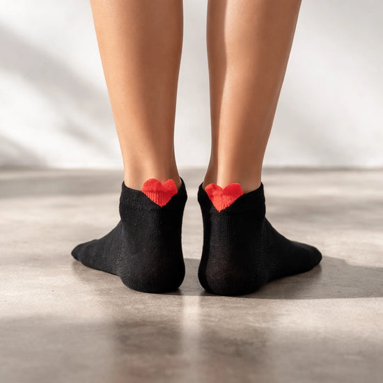Socquette unie avec cœur rouge brodé sur la languette.