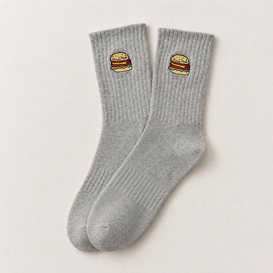Chaussettes gris adultes en coton avec un burger brodé | Chaussettes abordables et de haute qualité | Un excellent choix pour les adultes qui aiment la nourriture et les burgers |