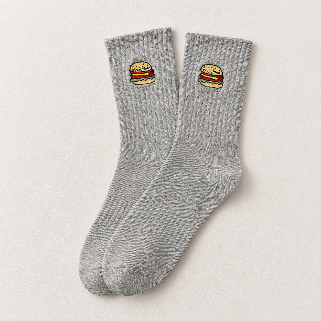 Chaussettes gris adultes en coton avec un burger brodé | Chaussettes abordables et de haute qualité | Un excellent choix pour les adultes qui aiment la nourriture et les burgers |
