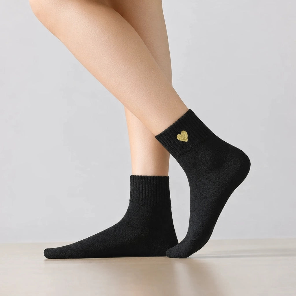 Chaussette haute chaude avec cœur doré brodé.