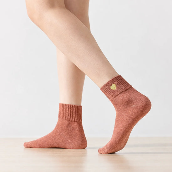 Chaussette haute chaude avec cœur doré brodé.